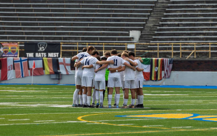 The Clarkston boys have a pre-game huddle.
Photographer: First Gear Media - Eli Hackstock.